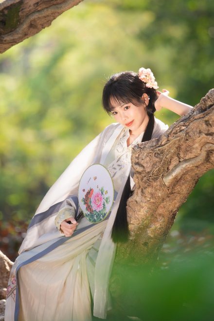 纸鸢ai漫剧系列竖版海报，古风水墨画风，女主角身着汉服手持纸鸢，背景为层叠山峦与云雾，整体色调清雅脱俗
