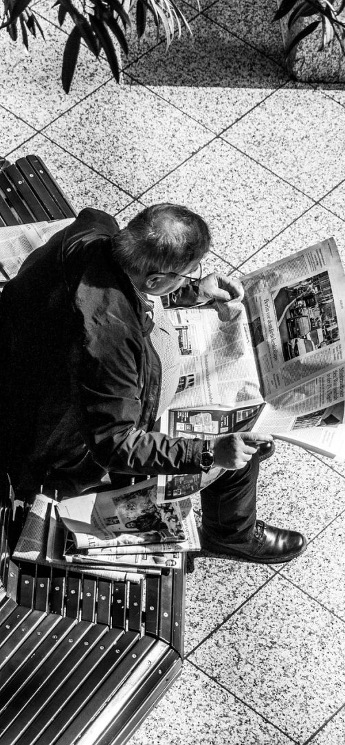 ai漫剧 App 分镜细读模式界面截图，竖屏中画面被切成一格格分镜缩略图，左侧标有时间码，方便逐帧比对构图